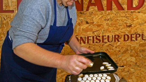 Embauchée à l’atelier à 18 ans, Redda Besseghaier est devenue responsable de boutique. Embauchée à l’atelier à 18 ans, Redda Besseghaier est devenue responsable de boutique.